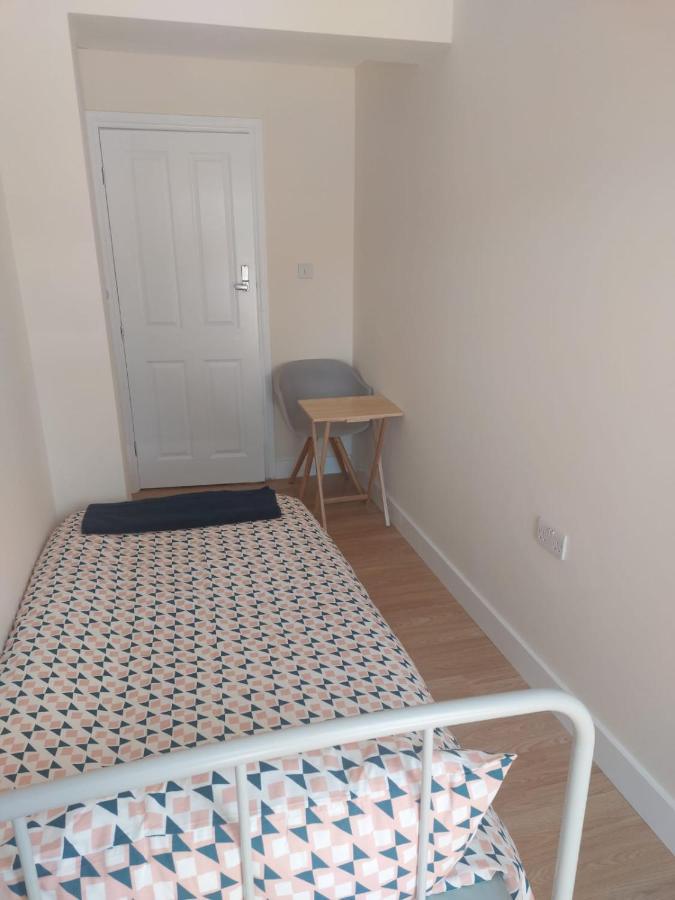 Single Room Only For One Adult Southall Exteriör bild