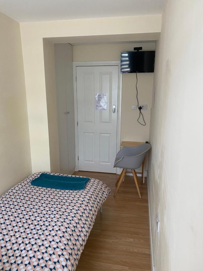 Single Room Only For One Adult Southall Exteriör bild
