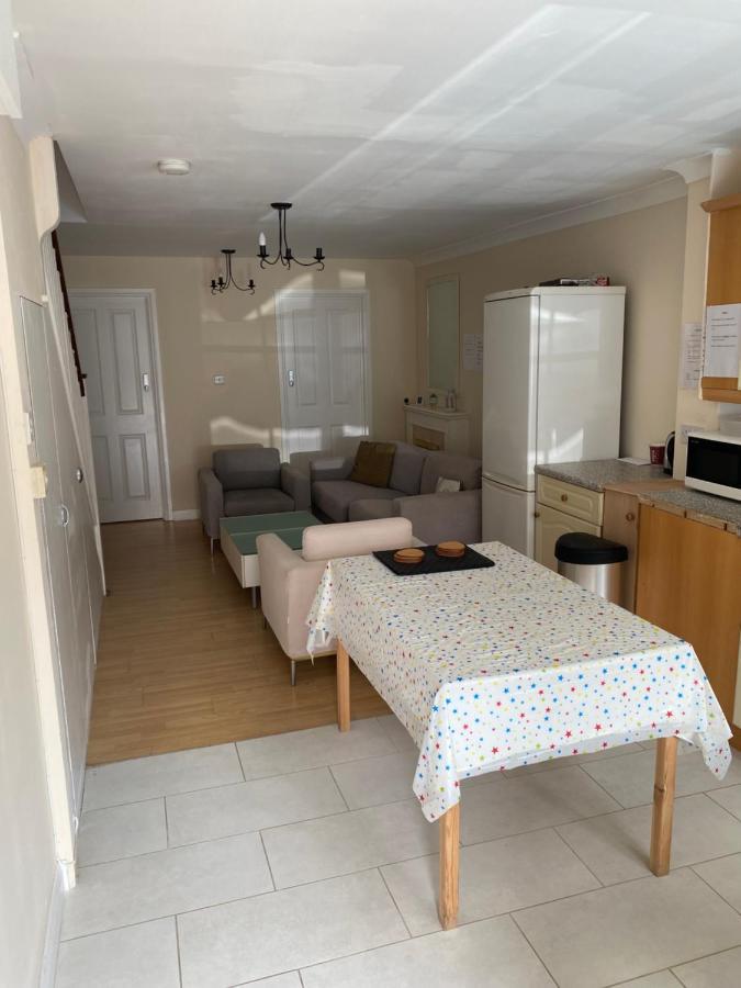 Single Room Only For One Adult Southall Exteriör bild